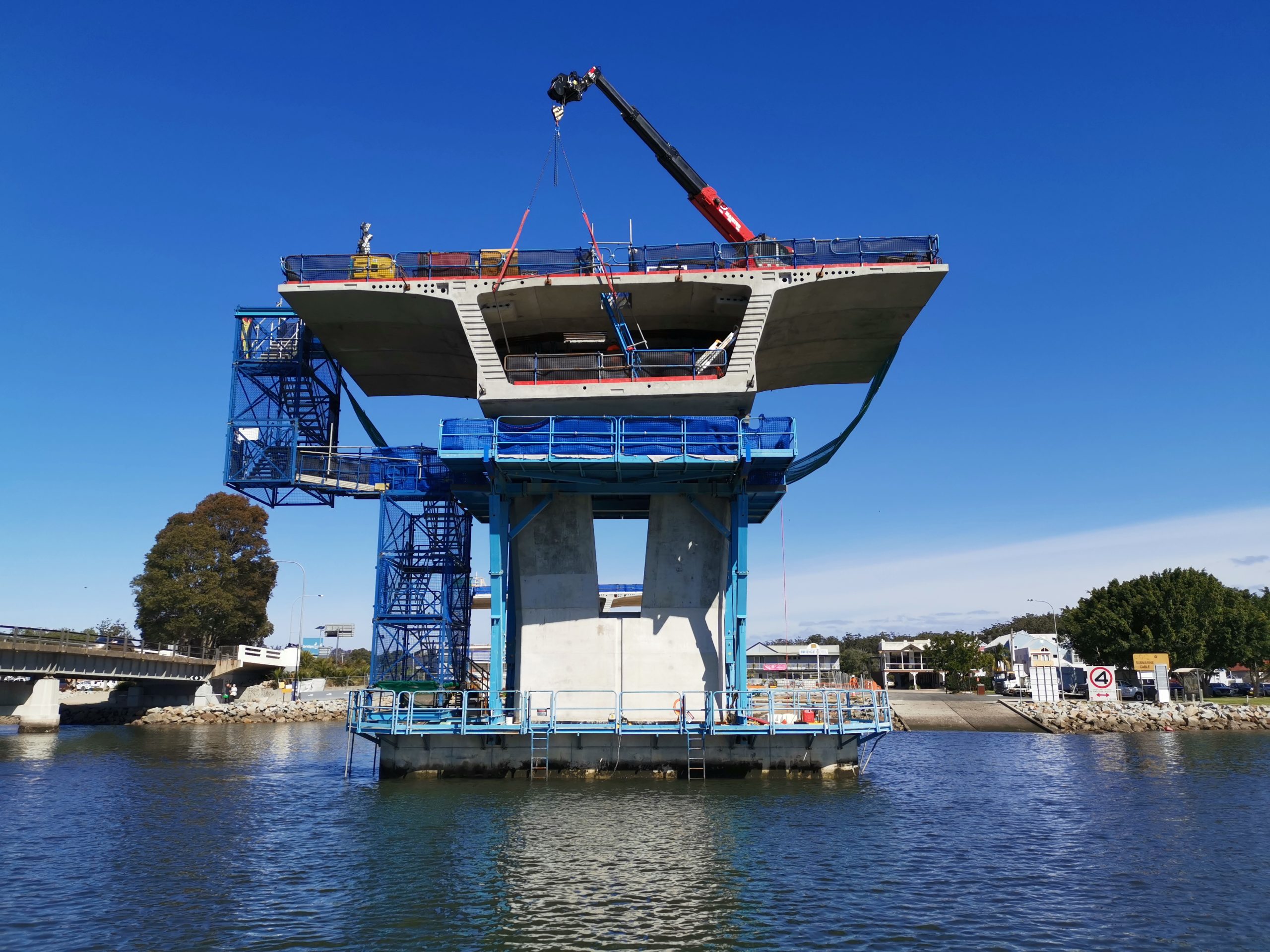 Propping system designed for out-of-balance loads of 1400 tons CaSE civil and structural engineering project batemnas bay bridge